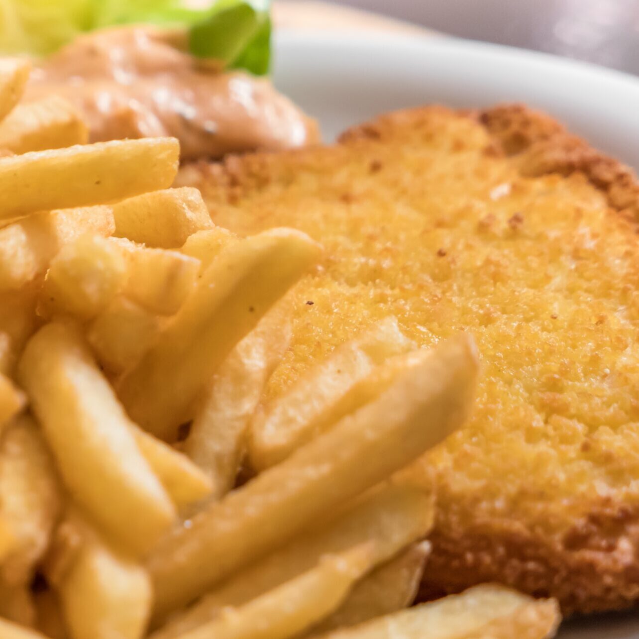 Milanese schnitzel with fries
